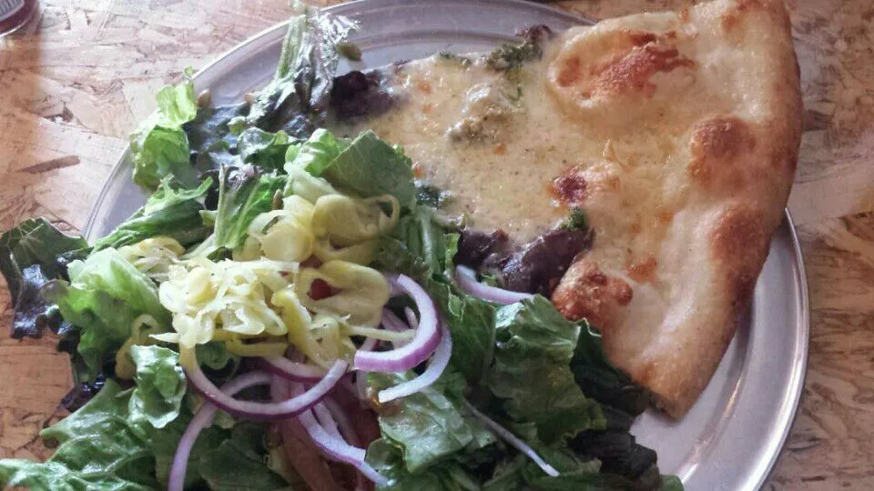 Mixed Greens With Feta & Brie Pizza|Malika Danielsさん