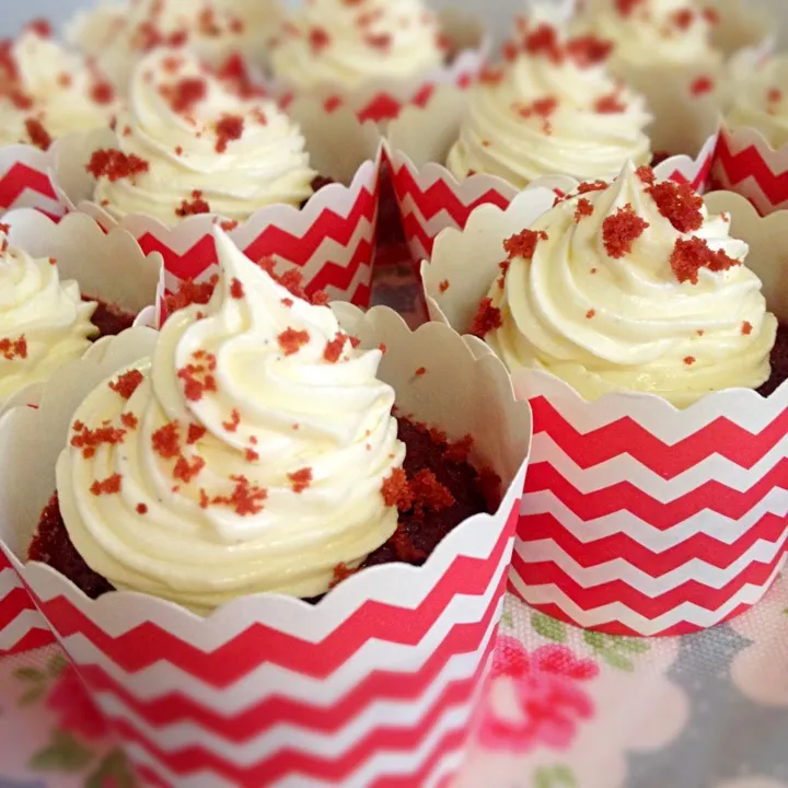 Red velvet cupcakes with whipped cream cheese frosting|Chibiko's Kitchenさん