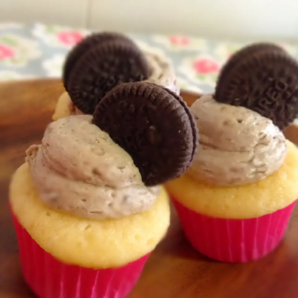 Vanilla cupcakes with Oreo buttercream frosting|Chibiko's Kitchenさん