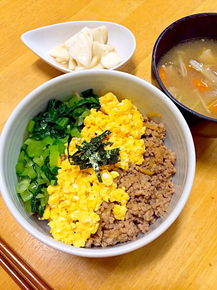 3色そぼろ丼、カブの梅和え、豚汁|sibaさん