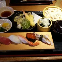 Snapdishの料理写真:sushi n tempra lunch|Sueさん