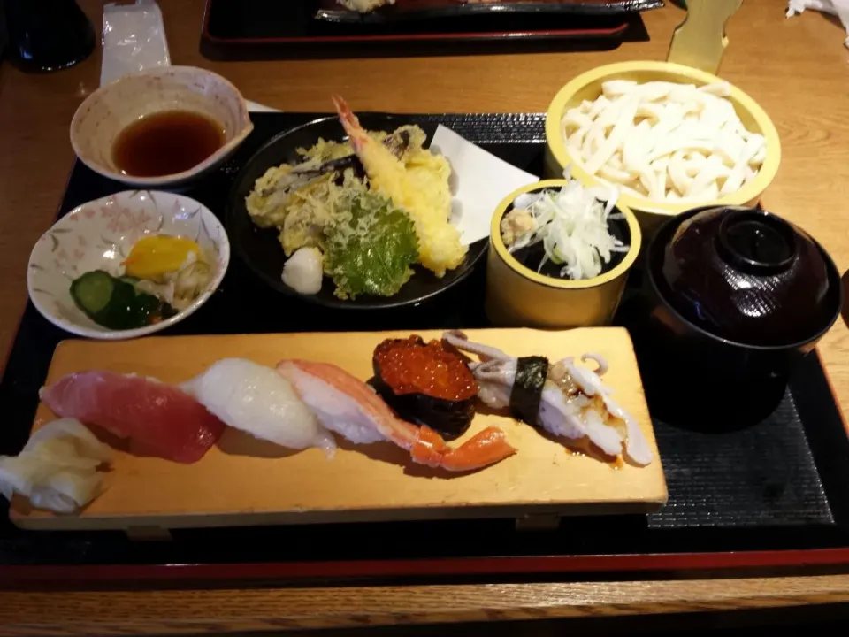 Snapdishの料理写真:sushi n tempra lunch|Sueさん