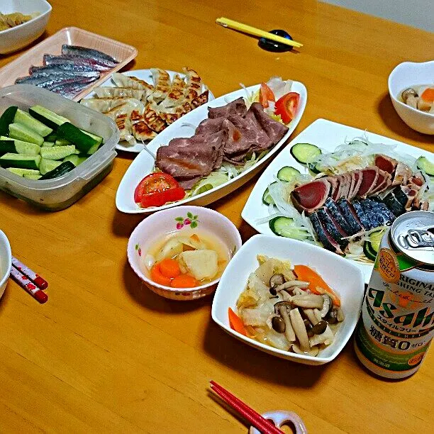 夕食
カツオのたたきに、餃子、ローストビーフ|ふみぃさん