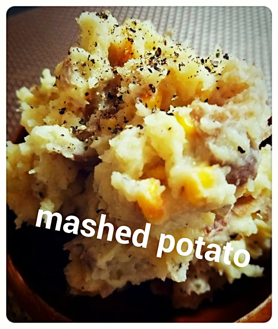 バターで炒めた焦がしコーン入りandおじゃがは皮付きのままのmashed potato|yamakumi ♡さん