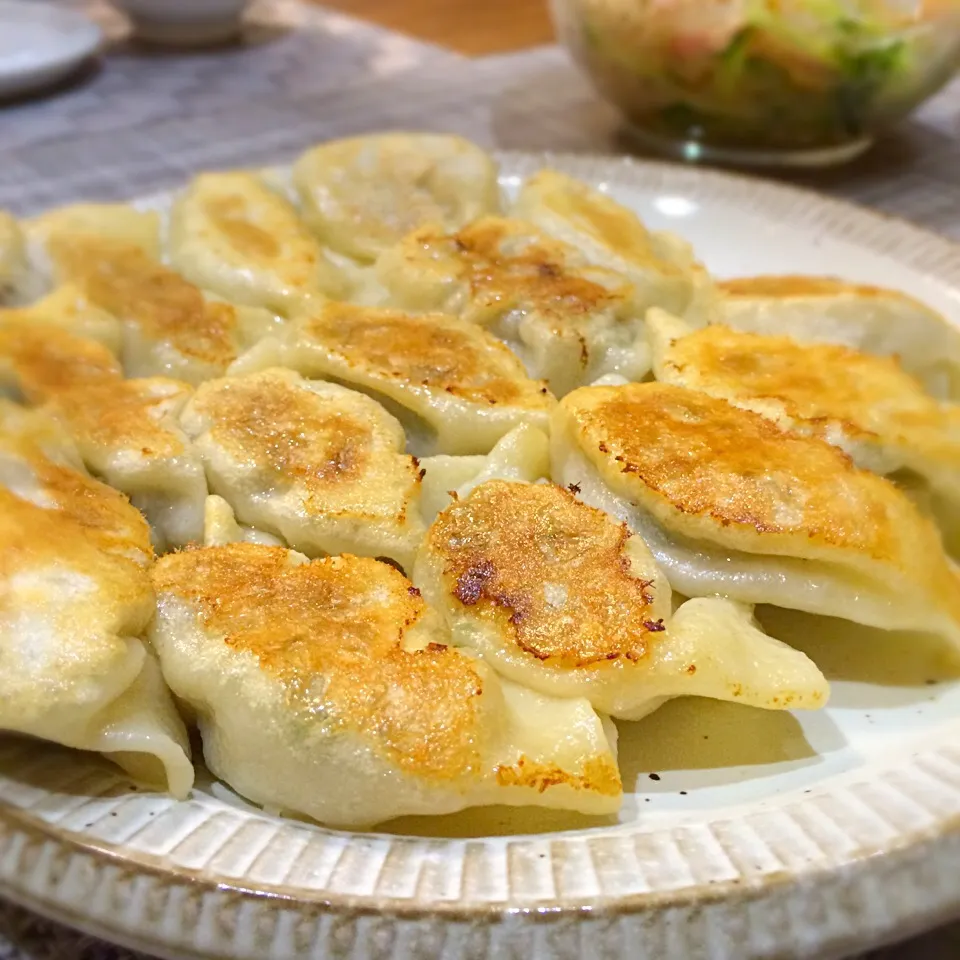 皮から手作りの餃子！モチモチでお腹にたまる〜|あっさーさん