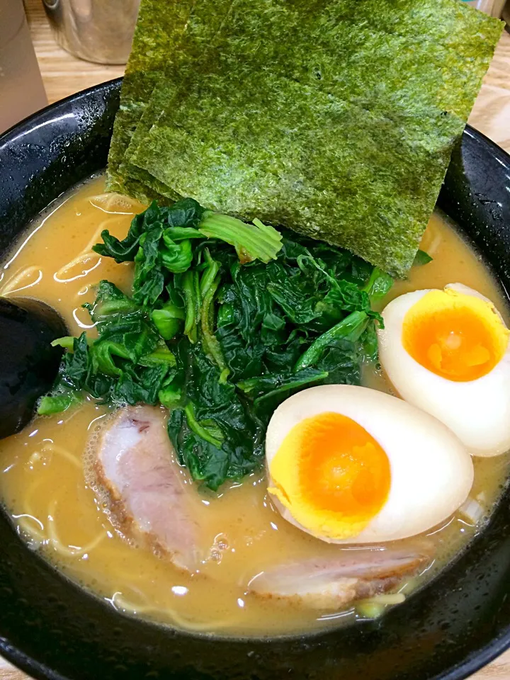 ランチは、ほうれん草ラーメンに味玉追加。|Takashi H.さん