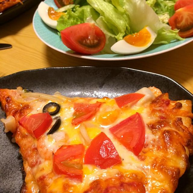 コストコのシーフードピザにトマトをトッピング トマト レタス オクラ くんせい玉子のサラダ Licca Snapdish スナップディッシュ Id Oincka