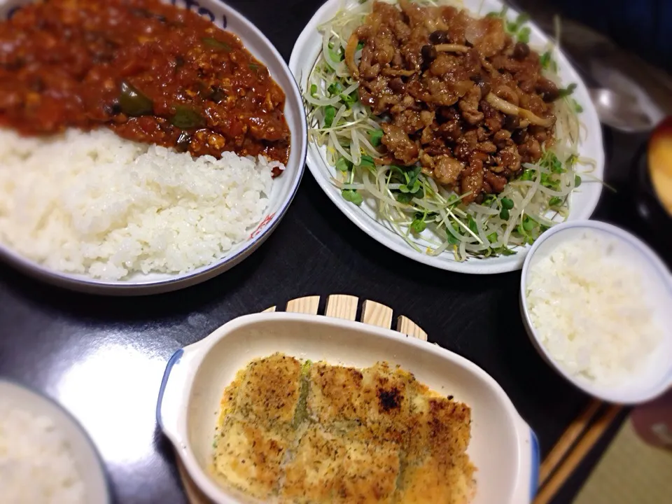 今日の晩ご飯は、豚こまとしめじの甘辛酸っぱ炒め、豆腐のチーズパン粉焼き、豆腐とおあげさんの味噌汁、昨日のキーマカレー。|ゆえさん