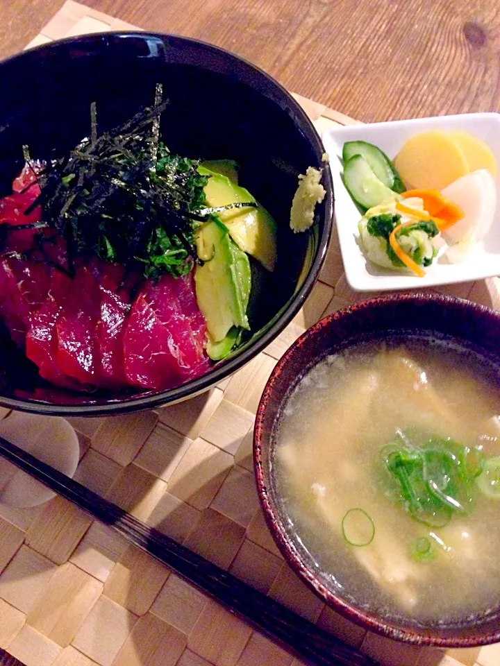 鮪のヅケ丼🐟お漬物、お豆腐、みょうが、油揚げのお味噌汁🍀|まみりんごさん