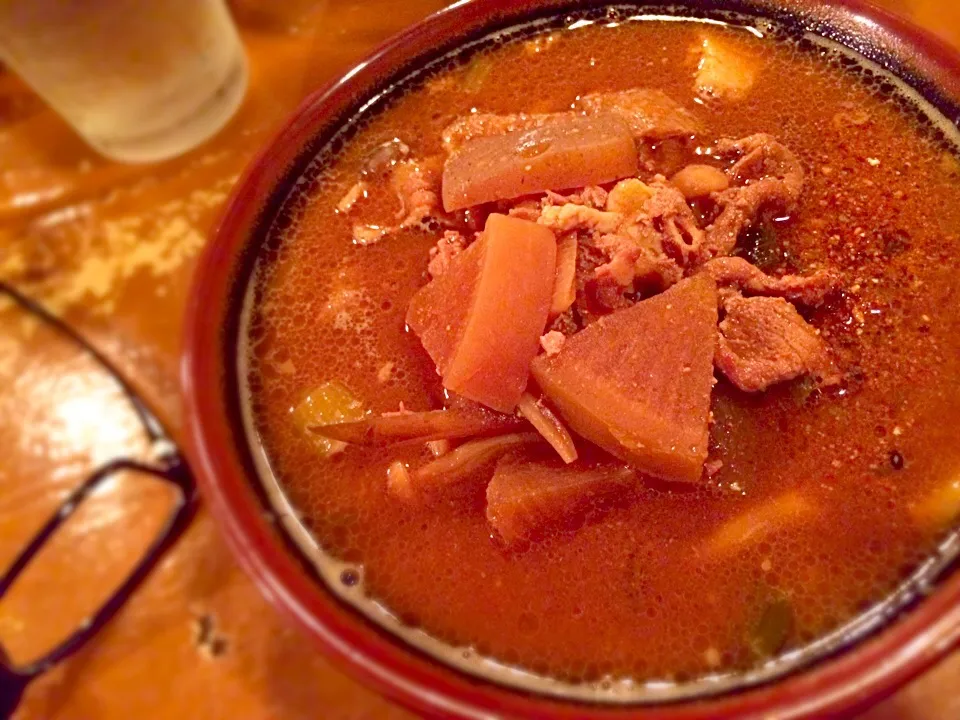 豚汁。(ﾟдﾟ)ｳﾏｰ。これで小(300円)だから驚きだ。中でラーメンの丼くらい。大を想像すると恐ろしくなる。(^^;;|JTKさん