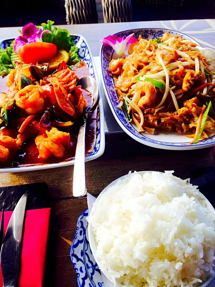 Snapdishの料理写真:Pad thai - red curry prawns|Generaalさん