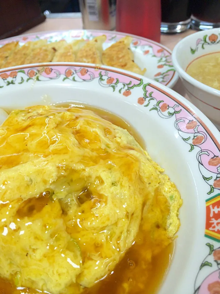 Snapdishの料理写真:Fried rice with egg and gyoza|fishrusさん