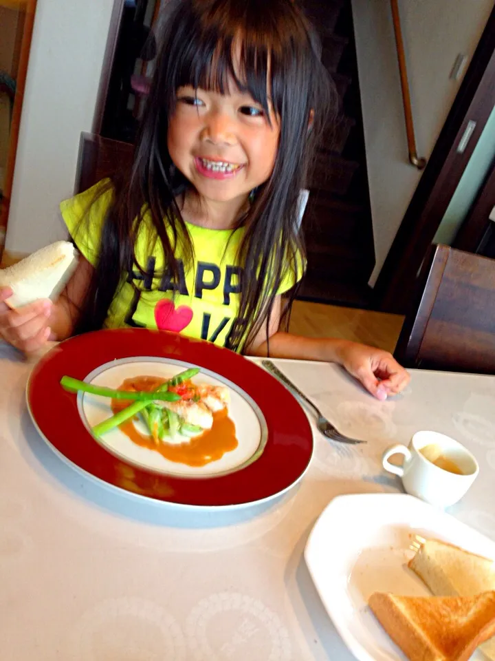 She looks so Happy when eat papa's Breakfast|viviさん