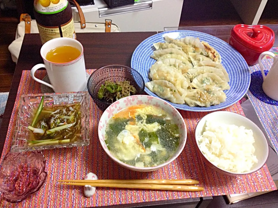 餃子、ししとうとジャコの甘辛煮、もずく酢、中華スープ|だるころさん