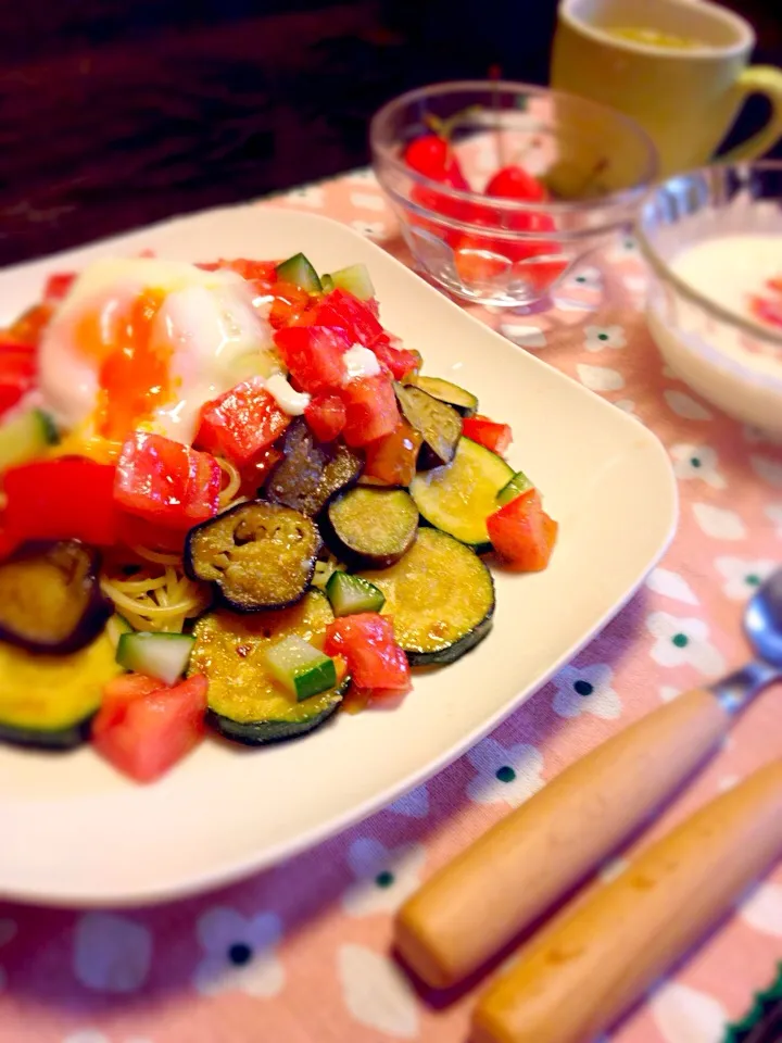 Snapdishの料理写真:＊夏野菜の冷製パスタ半熟卵のせ|Mutsumi Minakuchiさん