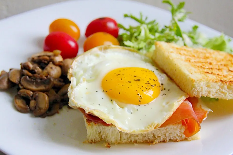 Parma ham & egg toast with sauteed mushroom & green salad|Misstyさん