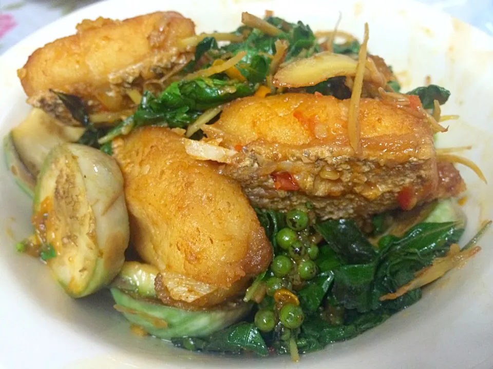 Spicy fried fish with Thai herbs|Duan Piyanunさん