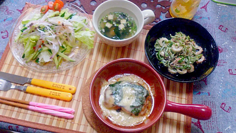 鶏肉のチーズ焼き、きゅうりとちくわのマヨネーズ和え、味噌汁、グリーンサラダ|杉村愛さん