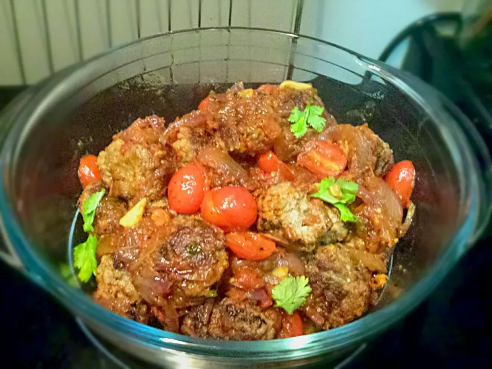 Mediterranean meatballs with fresh tomatoes.|Yummy Mummyさん