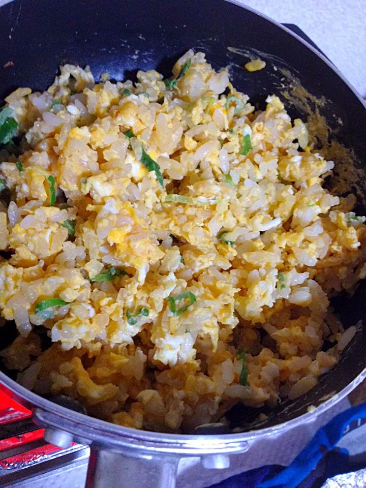 昨日の麻婆丼のごはんで、卵ネギ炒飯を作りました。うまし！(^o^)|ハルさん