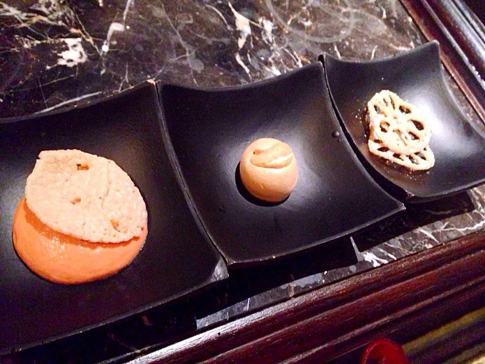 Left : Prawn Cracker Chilli Tomato dip, Middle : Soy Roasted Cashew Nut Meringue, Right : Kaffir Lime Leaf Scented Lotus Root|Obeoom Jumsai Na Ayudhyaさん