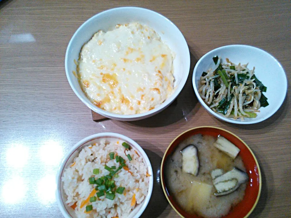 豆腐グラタン、ニラともやしのナムル、あさりの炊き込みご飯、茄子とじゃがいもの味噌汁|とったんさん