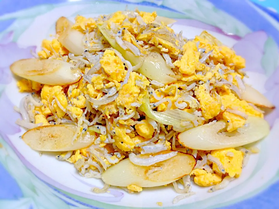 Scrambled egg & dried baby anchovy stir fry|Liezlさん