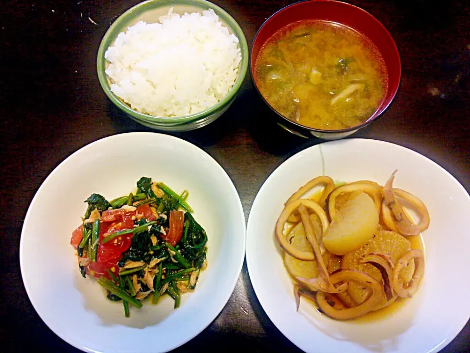 イカ大根とほうれん草とトマトのツナサラダとしめじと長ネギのお味噌汁です♪|えりこさん