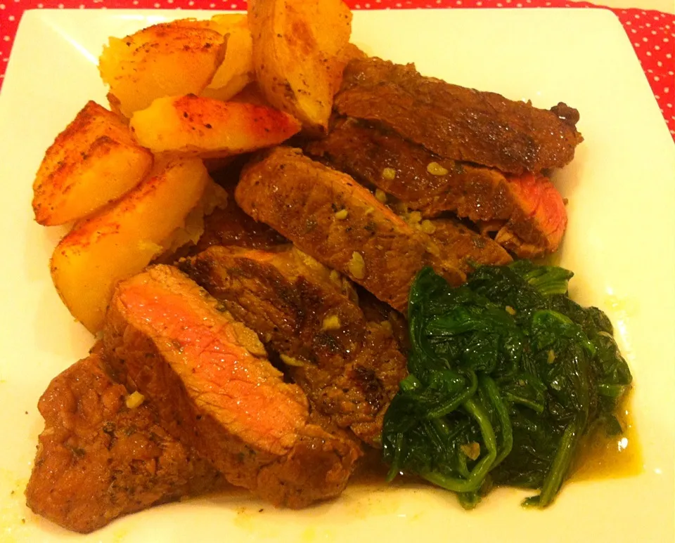 Strip loin steak with butter spinach and roast potatoes|Jorge Bernal Márquezさん