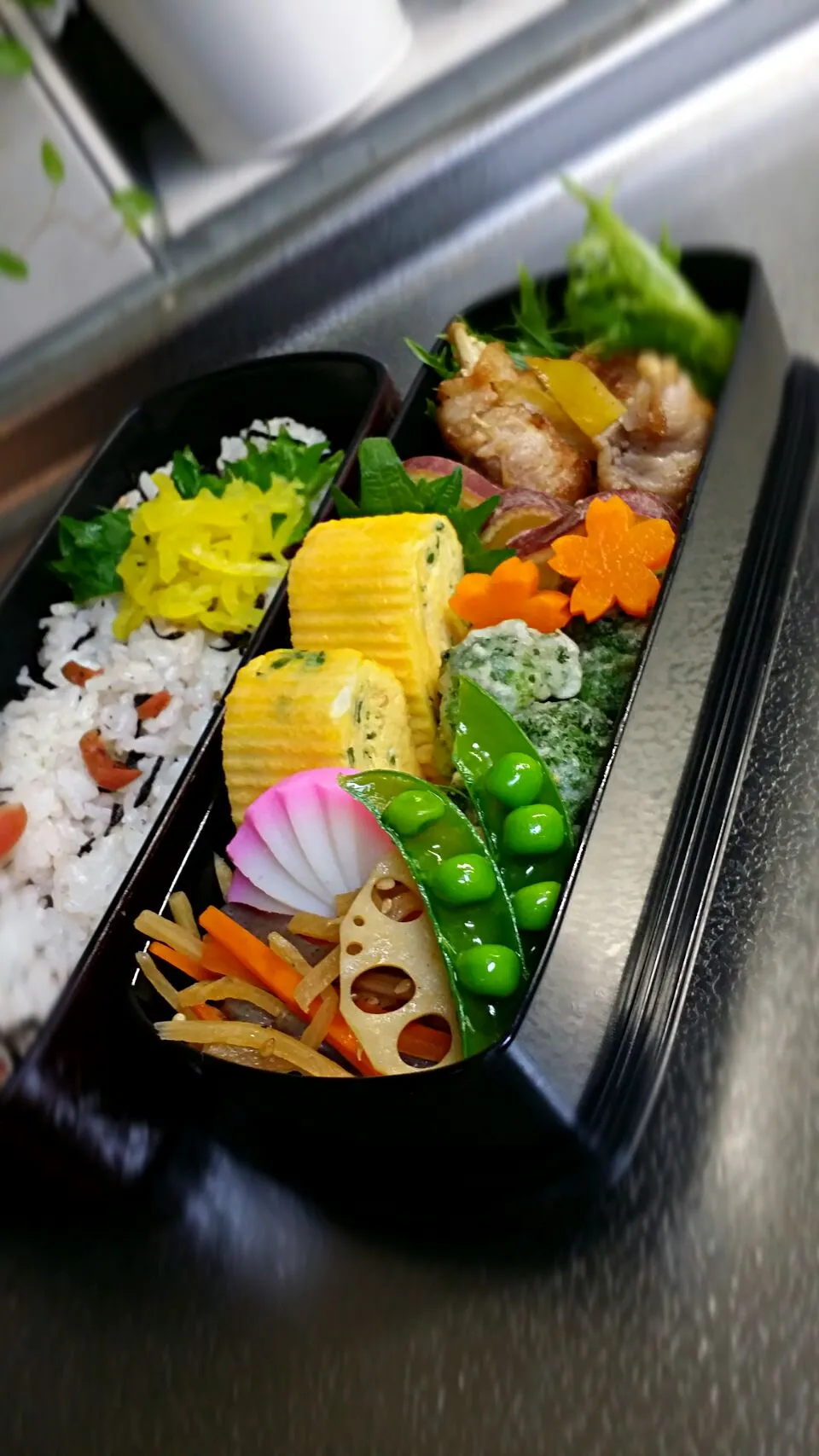 Snapdishの料理写真:《月曜日のお弁当》

・えのき肉巻レモン塩でサッパリ
・ネギ入だし巻き玉子
・富津金時塩茹で
・ブロッコリーの磯部揚げ
・蓮根、ゴボウのきんぴら
・梅ひじきご飯

行ってらっしゃ〜💕|藤田 まり子さん