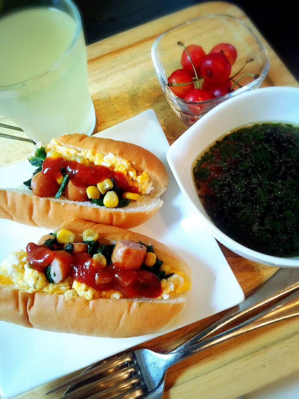 Snapdishの料理写真:【朝ご飯】昨日の韓国海苔スープと色々サンドイッチ(炒り玉子とほうれん草・コーン・ウインナーをピザソースで)デザートはさくらんぼ♪|マカロンさん