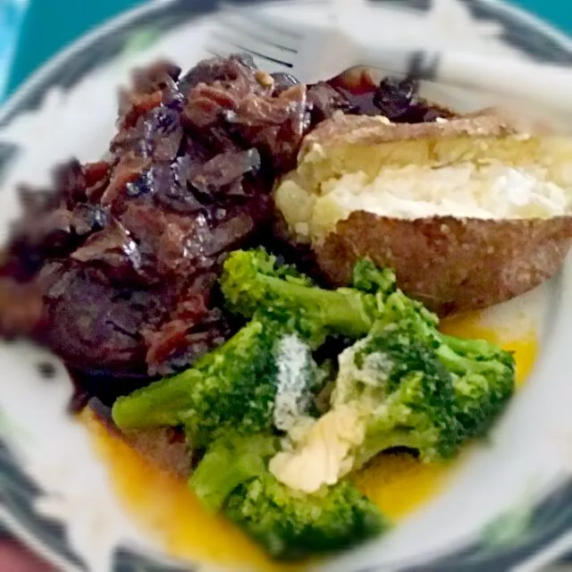 Snapdishの料理写真:steak mushrooms and onions baked potato with sour cream and butter broccoli|christl babcockさん