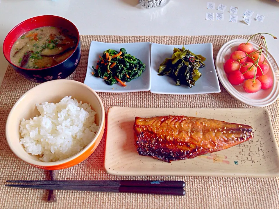 鯖みりん干し ほうれん草胡麻和え 高菜炒め 人参茄子エリンギの味噌汁 佐藤錦|にゃろめさん