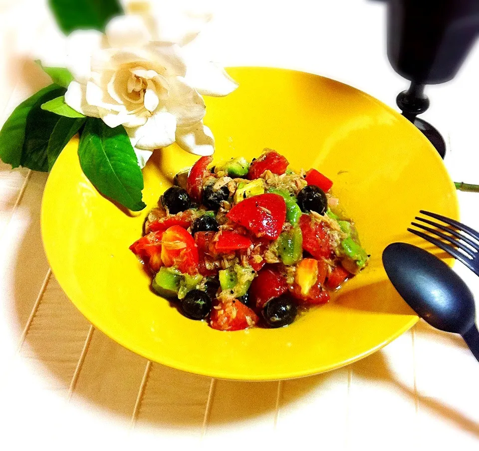 Snapdishの料理写真:Avocado & Tomato Salad 🍅|welcomeizumiさん