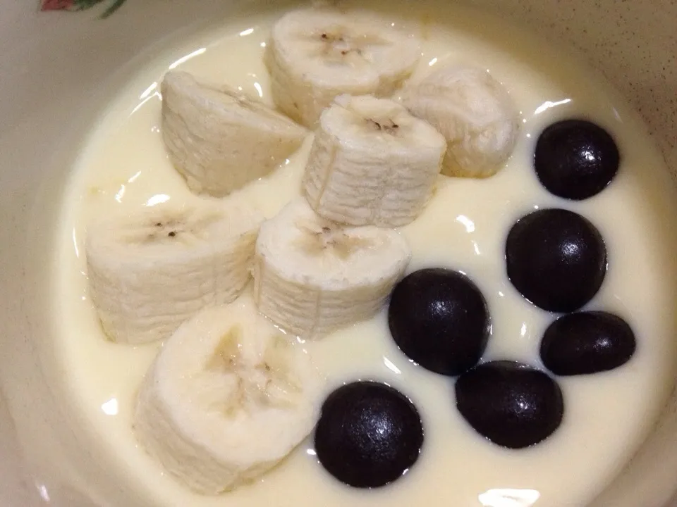 Mango Yogurt with Banana and Blueberry covered with Dark Chocolate|aconit-eさん