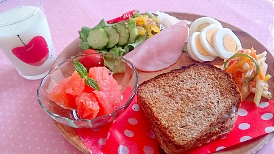 Snapdishの料理写真:ダイエットお昼ごﾊﾟﾝ♪|みーさん