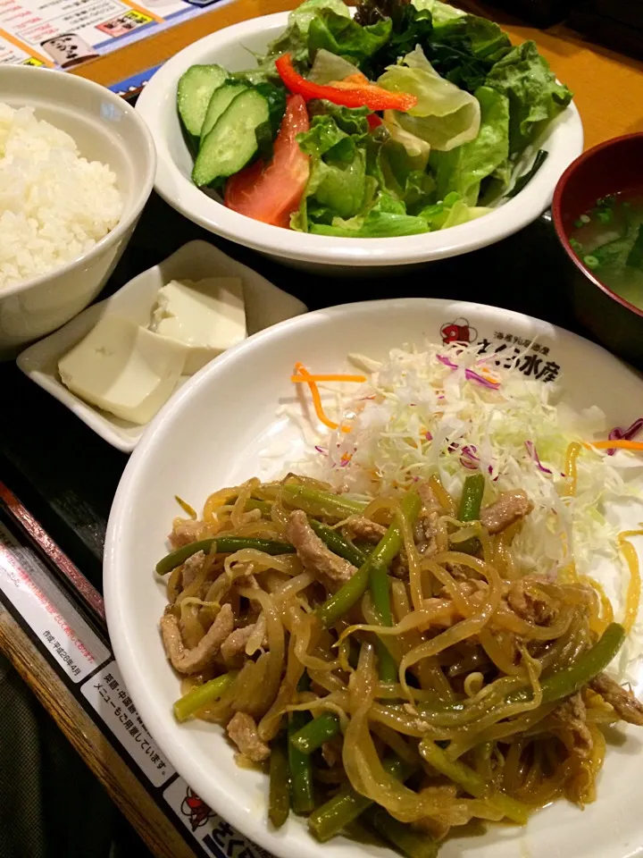 Snapdishの料理写真:ランチは、豚肉の中華炒めと野菜サラダ。|Takashi H.さん