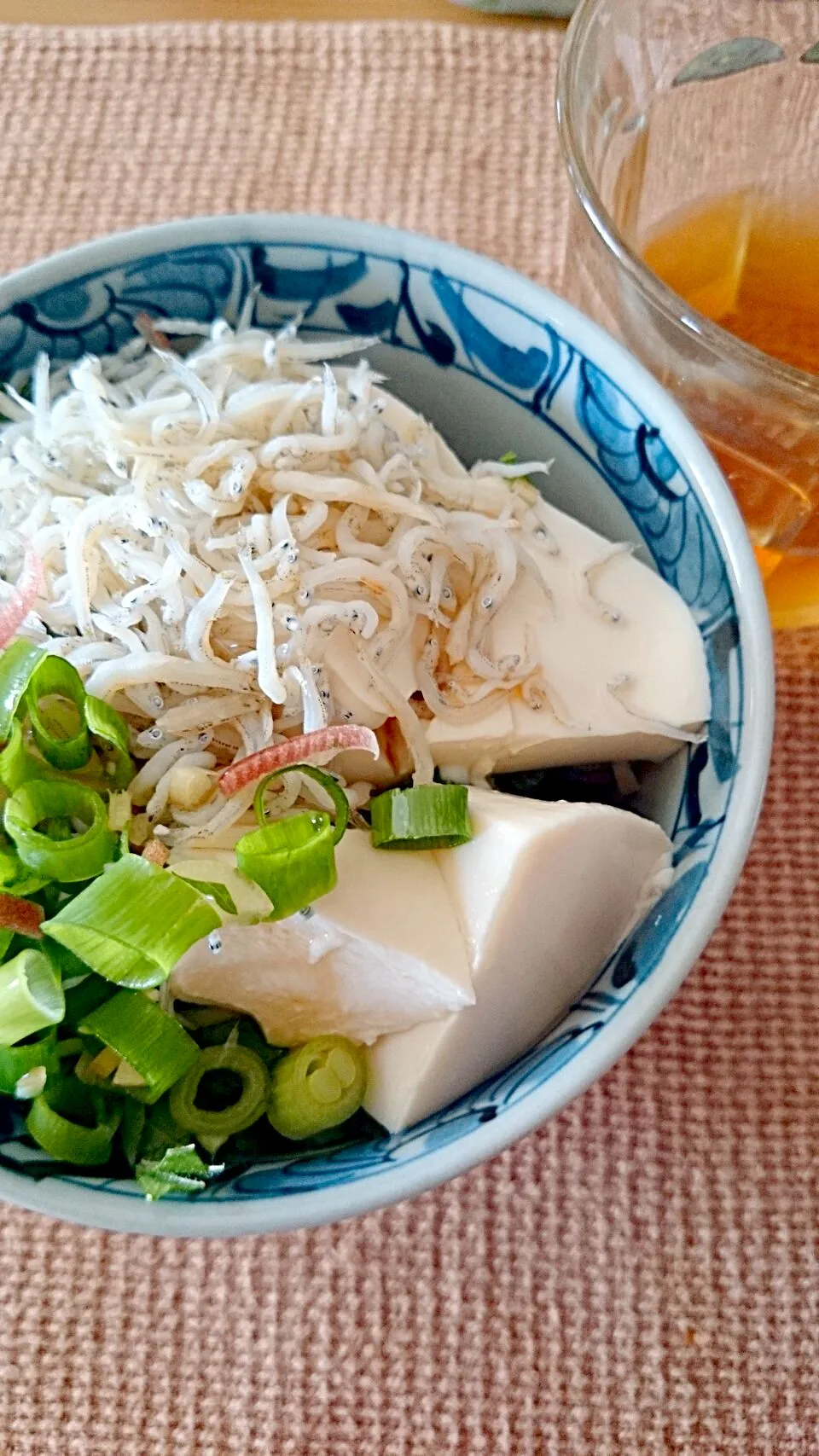 Snapdishの料理写真:薬味豆腐しらす丼



#丼#豆腐#しらす#青ネギ#生姜#青じそ#茗荷|hilocoさん