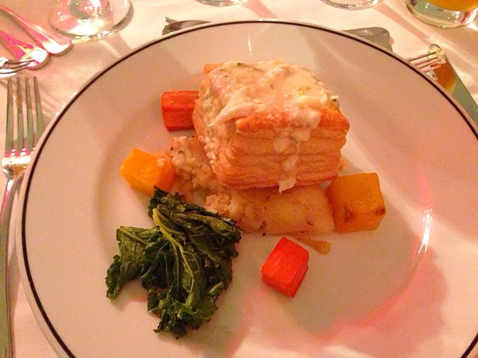 Snapdishの料理写真:Traditional Scottish dinner of a salmon vol-Au-vent. How ironic!|hurul | 후룰さん