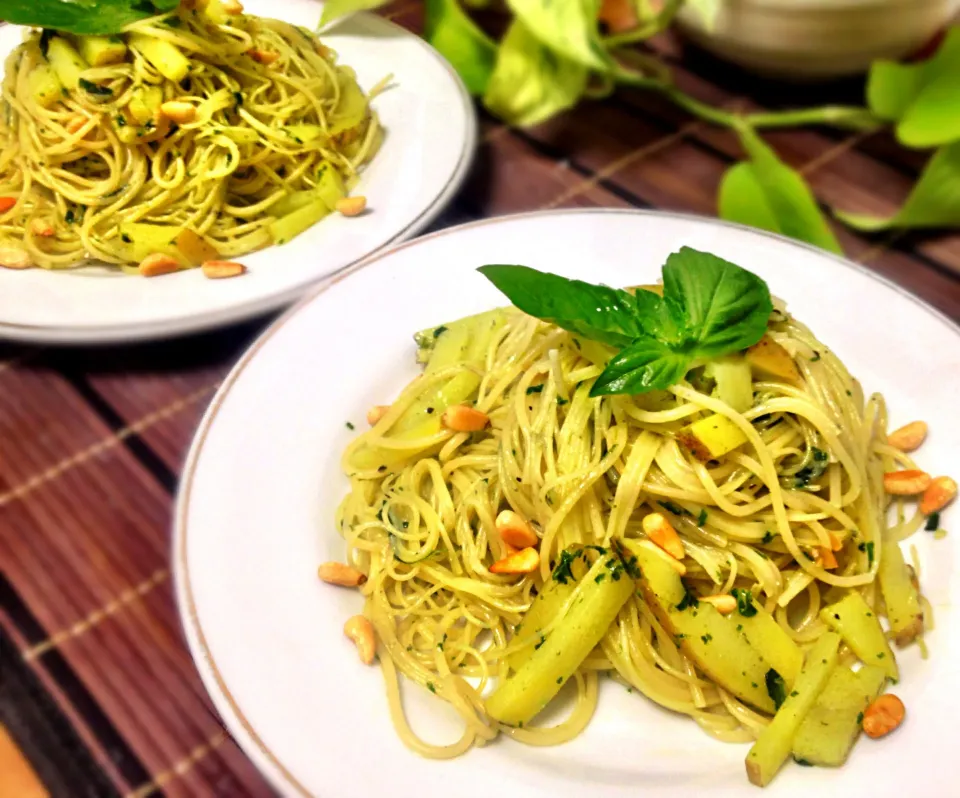 Leftover spaghettini and capellini with fresh basil pesto and leftover Roquefort|Kirk Awiamさん