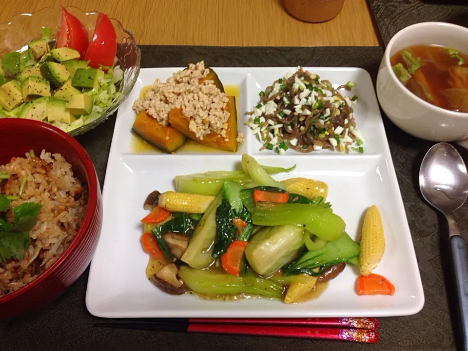 炊き込みご飯、青梗菜とベビーコーンの炒め物、ミニふくめん柚子風味、南瓜煮そぼろあん、白マイタケとレタスのスープ、サラダ。|Angie44さん