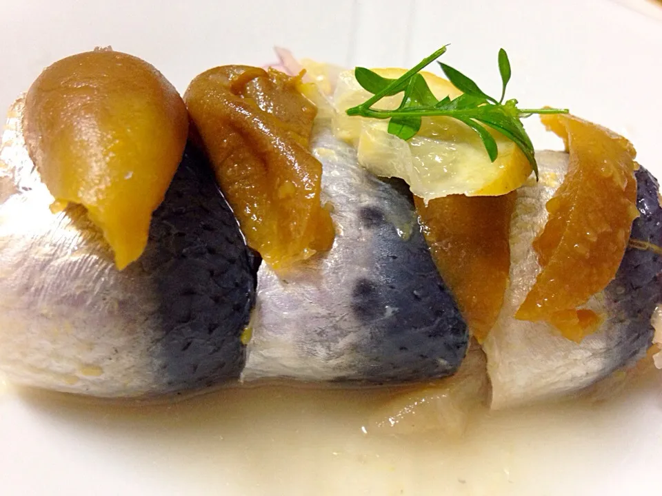 Saldine marinated with plum vinegar. イワシの梅酢マリネ。新生姜と青梅ピクルスと一緒に。|Yuriさん