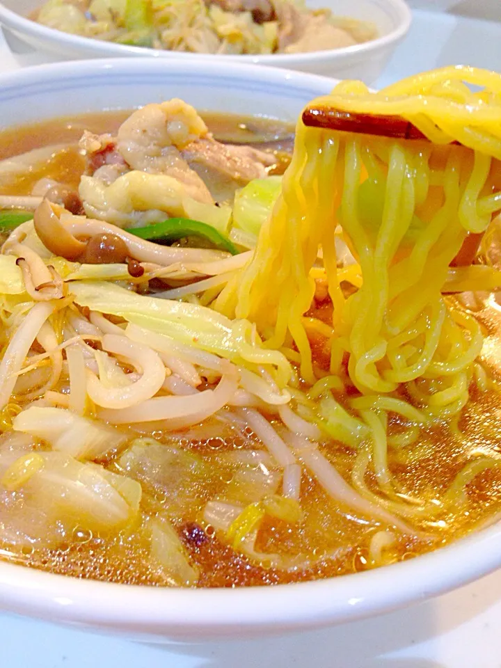 今夜はラーメン❀.(*´◡`*)❀.ごろごろ鶏もも肉とキャベツ、ピーマン、もやし、シメジの味噌味です。|Kumi_loveさん