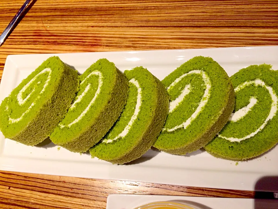 Snapdishの料理写真:長命草のロールケーキ！|Food is lifeさん