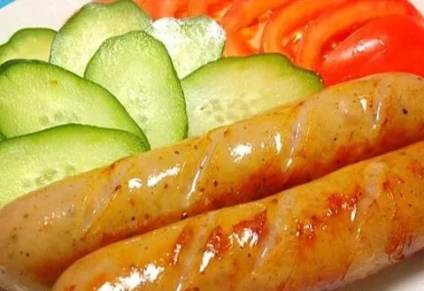 Fried cooked brats sausage with tomato & cucumber|Liezlさん