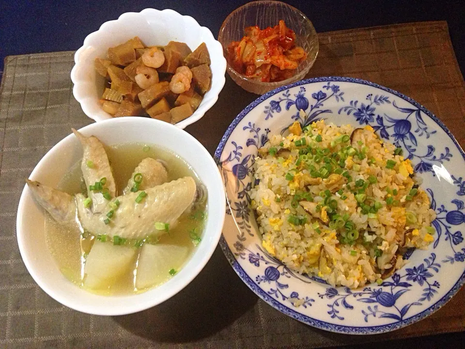 炒飯、手羽先と大根のスープ、筍とミニ海老の甘辛煮、キムチ|純さん