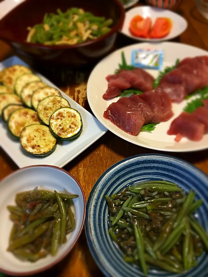 じゅんさい酢の物、焼きズッキーニ、メジマグロ刺身、ミズと揚げの炒め煮|raku_darさん