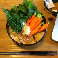 Snapdishの料理写真:作業中の夜食、採れたて野菜の牛乳で作るインスタントラーメン|まっちさん