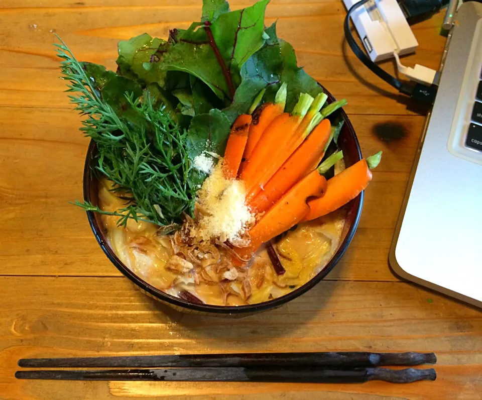 Snapdishの料理写真:作業中の夜食、採れたて野菜の牛乳で作るインスタントラーメン|まっちさん