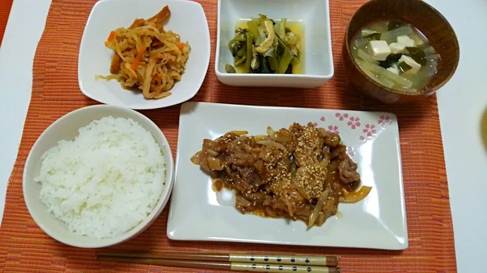 Snapdishの料理写真:豚肉のすっぱ甘辛炒め、切り干し大根の煮物、小松菜の煮物、お味噌汁♡|yuiさん